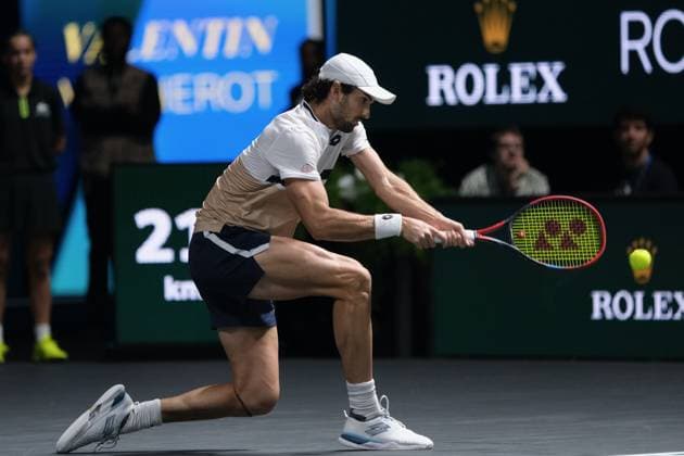 October 28, 2025, Nanterre, Hauts De Seine, France: VALENTIN VACHEROT (MON) returns the ball to JIRI LEHECKA (CZE) during the first round of Rolex Paris Masters 1000 tournament at La Defense Arena Stadium - Nanterre - France..Vacherot won 6:1 6:3 Nanterre France - ZUMAp119 20251028_zaf_p119_012 Copyright: xPierrexSteveninx