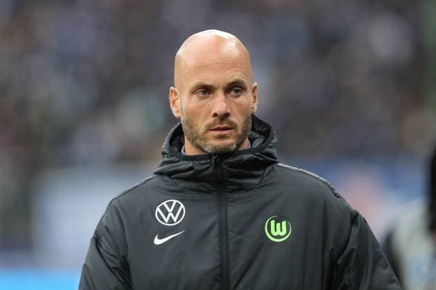 25 10 2025, xtgx, Fußball 1 Bundesliga, Hamburger SV VfL Wolfsburg emspor, v l Paul Simonis Wolfsburg, Trainer Portrait, Portraet, Einzelbild DFL DFB REGULATIONS PROHIBIT ANY USE OF PHOTOGRAPHS as IMAGE SEQUENCES and or QUASI VIDEO Hamburg