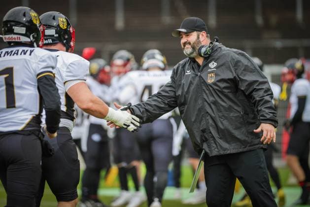 AMERICAN FOOTBALL - IFAF EC, ITA vs GER KREFELD,GERMANY,28.OCT.25 - AMERICAN FOOTBALL - IFAF European Championship, EM, Europameisterschaft bronze medal game, Italy vs Germany. Image shows head Coach Christian Rothe (GER) with his team.  GEPAxpictures xDavidxBitzan