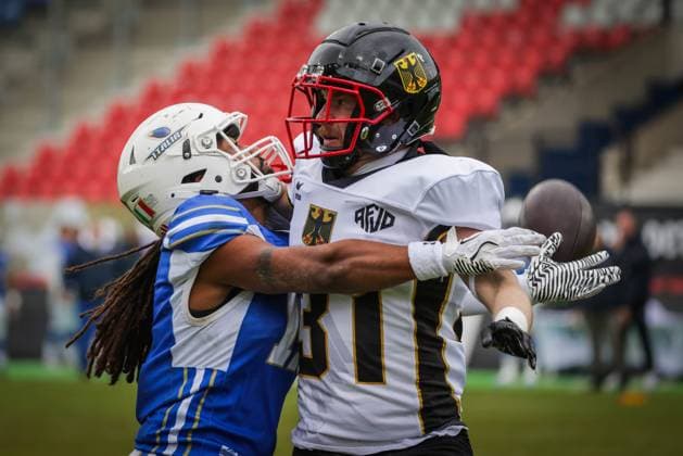 AMERICAN FOOTBALL - IFAF EC, ITA vs GER KREFELD,GERMANY,28.OCT.25 - AMERICAN FOOTBALL - IFAF European Championship, EM, Europameisterschaft bronze medal game, Italy vs Germany. Image shows Tamsir Seck (ITA) and Marko VidaÄkoviÄ‡ (GER).  GEPAxpictures xDavidxBitzan