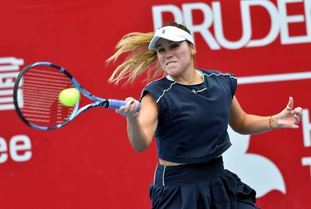 (251028) -- HONG KONG, Oct. 28, 2025 -- Sofia Kenin hits a return during the women s singles round of 32 match between Sakatsume Himeno of Japan and Sofia Kenin of the United States at the WTA, Tennis Damen Hong Kong Open tennis tournament in Hong Kong, China, Oct. 28, 2025. ) (SP)CHINA-HONG KONG-TENNIS-WTA HONG KONG OPEN (CN) LoxPingxFai 