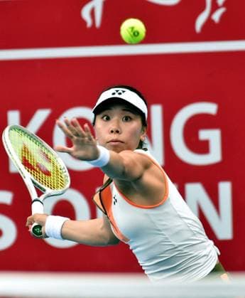 (251028) -- HONG KONG, Oct. 28, 2025 -- Sakatsume Himeno hits a return during the women s singles round of 32 match between Sakatsume Himeno of Japan and Sofia Kenin of the United States at the WTA, Tennis Damen Hong Kong Open tennis tournament in Hong Kong, China, Oct. 28, 2025. ) (SP)CHINA-HONG KONG-TENNIS-WTA HONG KONG OPEN (CN) LoxPingxFai 