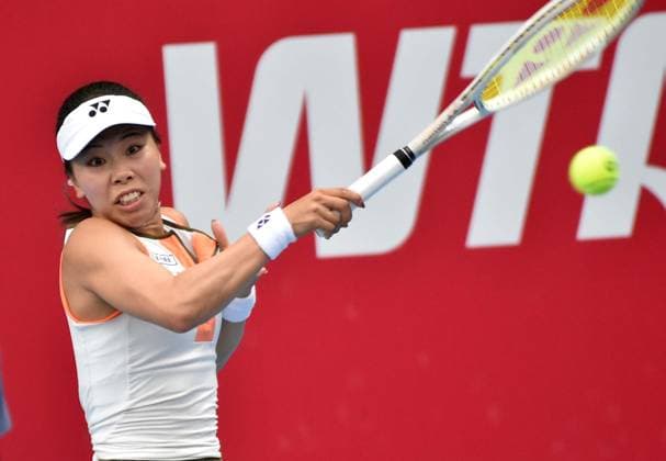 (251028) -- HONG KONG, Oct. 28, 2025 -- Sakatsume Himeno hits a return during the women s singles round of 32 match between Sakatsume Himeno of Japan and Sofia Kenin of the United States at the WTA, Tennis Damen Hong Kong Open tennis tournament in Hong Kong, China, Oct. 28, 2025. ) (SP)CHINA-HONG KONG-TENNIS-WTA HONG KONG OPEN (CN) LoxPingxFai 