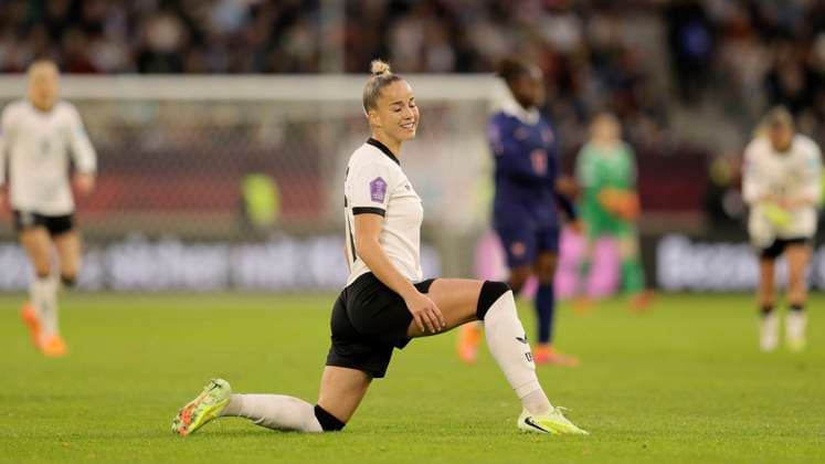 Foto : gute Laune bei Giulia GWINN ( Deutschland ) Fussball Länderspiel der Damen am Fr. 24.10.2025 in Düsseldorf Deutschland - Frankreich *** Photo good mood with Giulia GWINN Germany womens international soccer match on Fri 24 10 2025 in Düsseldorf Germany France