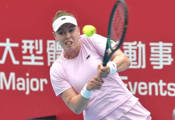 (251028) -- HONG KONG, Oct. 28, 2025 -- Talia Gibson hits a return during the women s singles round of 32 match between Victoria Mboko of Canada and Talia Gibson of Australia at the WTA, Tennis Damen Hong Kong Open tennis tournament in Hong Kong, China, Oct. 28, 2025. ) (SP)CHINA-HONG KONG-TENNIS-WTA HONG KONG OPEN (CN) LoxPingxFai 