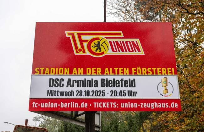 Soccer, Men, Season 2025 2026, 1 Bundesliga DFB Cup, 1 FC Union Berlin, Scoreboard with the match 1 FC Union Arminia Bielefeld in front of the office, 28 10 2025, Copyright: xMatthiasxKochx