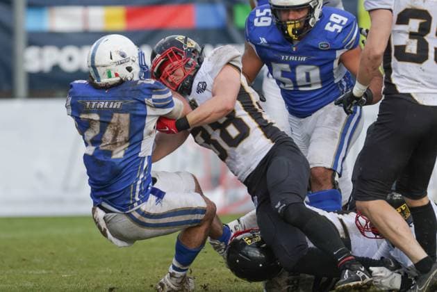 AMERICAN FOOTBALL - IFAF EC, ITA vs GER KREFELD,GERMANY,28.OCT.25 - AMERICAN FOOTBALL - IFAF European Championship, EM, Europameisterschaft bronze medal game, Italy vs Germany. Image shows Ryan Edward Minniti (ITA) and Florian zur Nieden (GER).  GEPAxpictures xDavidxBitzan