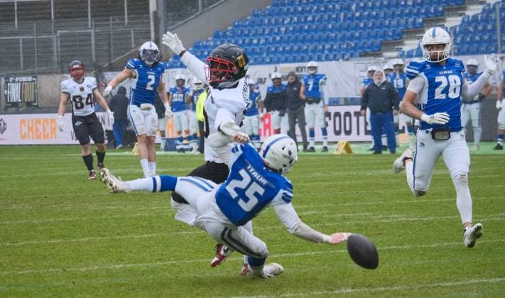 28 10 2025 xkhx Krefeld Grotenburg Stadion American Football European Championship 2025 Italy Germany 3rd place match Harlan Kwofie 10, GER against Umetelli, Fabrizio 25, ITA right Rotelli Valentino 28, ITA with the ball