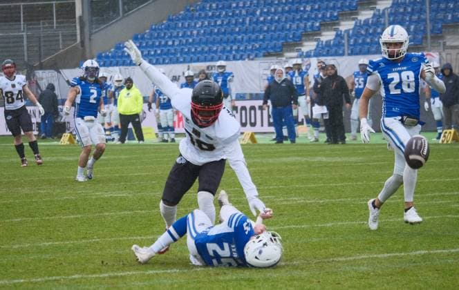 28 10 2025 xkhx Krefeld Grotenburg Stadion American Football European Championship 2025 Italy Germany 3rd place match Harlan Kwofie 10, GER against Umetelli, Fabrizio 25, ITA right Rotelli Valentino 28, ITA with the ball