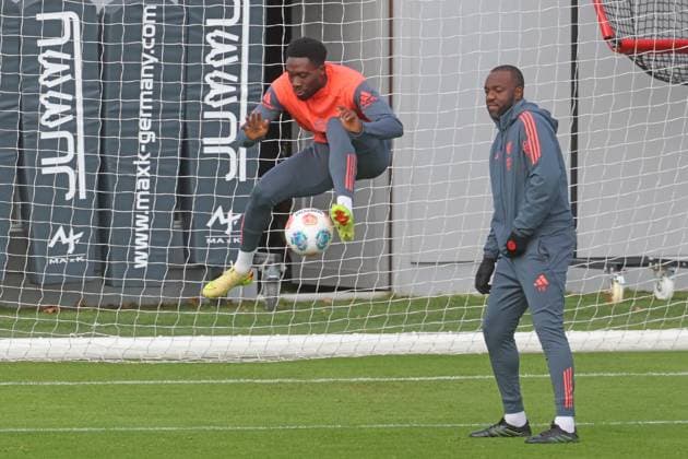 19 Alphonso Davies, on the ball, co-coach, Floribert N Galula, amazed, soccer FC Bayern Munich training at Säbenerstrasse 28 10 2025 PHOTO Mladen Lackovic LakoPress