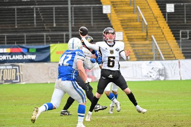28 10 2025 xkhx Krefeld Grotenburg Stadium American Football European Championship 2025 Italy Germany 3rd place match Lars Heidrich 6, GER with the ball