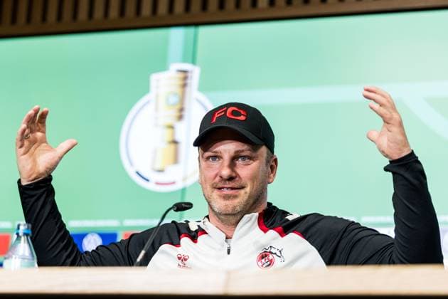Pressconference 1 FC Koeln, 28 10 2025 COLOGNE, GERMANY OCTOBER 28 Lukas Kwasniok Head Coach 1 FC Koeln gestures during the pre game press conference before the DFB Pokal match between 1 FC Koeln and FC Bayern Muenchen at RheinEnergiestadion on October 28, 2025 in Cologne, Germany DFB REGULATIONS PROHIBIT ANY USE OF PHOTOGRAPHS AS IMAGE SEQUENCES AND OR QUASI VIDEO Copyright: xBEAUTIFULxSPORTS Wunderlx