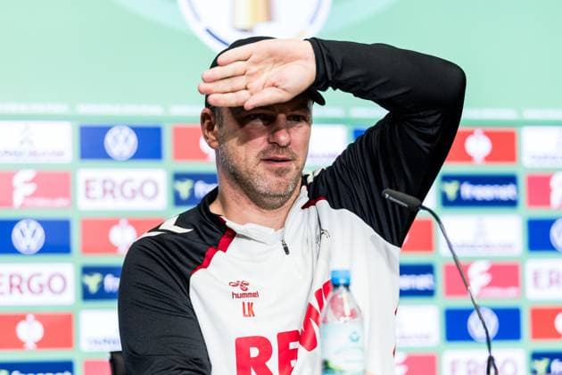 Pressconference 1 FC Koeln, 28 10 2025 COLOGNE, GERMANY OCTOBER 28 Lukas Kwasniok Head Coach 1 FC Koeln holding his hand in front of his eyes to see during the pre game press conference before the DFB Pokal match between 1 FC Koeln and FC Bayern Muenchen at RheinEnergiestadion on October 28, 2025 in Cologne, Germany DFB REGULATIONS PROHIBIT ANY USE OF PHOTOGRAPHS AS IMAGE SEQUENCES AND OR QUASI VIDEO Copyright: xBEAUTIFULxSPORTS Wunderlx
