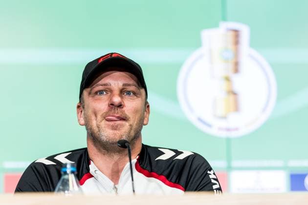 Pressconference 1 FC Koeln, 28 10 2025 COLOGNE, GERMANY OCTOBER 28 Lukas Kwasniok Head Coach 1 FC Koeln sticking out his tongue during the pre game press conference before the DFB Pokal match between 1 FC Koeln and FC Bayern Muenchen at RheinEnergiestadion on October 28, 2025 in Cologne, Germany DFB REGULATIONS PROHIBIT ANY USE OF PHOTOGRAPHS AS IMAGE SEQUENCES AND OR QUASI VIDEO Copyright: xBEAUTIFULxSPORTS Wunderlx