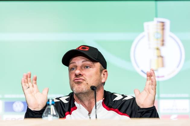 Pressconference 1 FC Koeln, 28 10 2025 COLOGNE, GERMANY OCTOBER 28 Lukas Kwasniok Head Coach 1 FC Koeln gestures during the pre game press conference before the DFB Pokal match between 1 FC Koeln and FC Bayern Muenchen at RheinEnergiestadion on October 28, 2025 in Cologne, Germany DFB REGULATIONS PROHIBIT ANY USE OF PHOTOGRAPHS AS IMAGE SEQUENCES AND OR QUASI VIDEO Copyright: xBEAUTIFULxSPORTS Wunderlx
