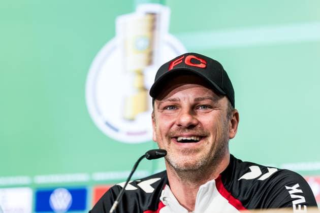 Pressconference 1 FC Koeln, 28 10 2025 COLOGNE, GERMANY OCTOBER 28 Lukas Kwasniok Head Coach 1 FC Koeln laughs, laughing during the pre game press conference before the DFB Pokal match between 1 FC Koeln and FC Bayern Muenchen at RheinEnergiestadion on October 28, 2025 in Cologne, Germany DFB REGULATIONS PROHIBIT ANY USE OF PHOTOGRAPHS AS IMAGE SEQUENCES AND OR QUASI VIDEO Copyright: xBEAUTIFULxSPORTS Wunderlx