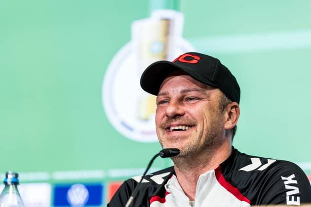 Pressconference 1 FC Koeln, 28 10 2025 COLOGNE, GERMANY OCTOBER 28 Lukas Kwasniok Head Coach 1 FC Koeln laughs, laughing during the pre game press conference before the DFB Pokal match between 1 FC Koeln and FC Bayern Muenchen at RheinEnergiestadion on October 28, 2025 in Cologne, Germany DFB REGULATIONS PROHIBIT ANY USE OF PHOTOGRAPHS AS IMAGE SEQUENCES AND OR QUASI VIDEO Copyright: xBEAUTIFULxSPORTS Wunderlx