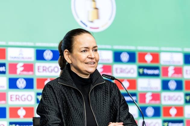COLOGNE, GERMANY - OCTOBER 28: Lil Zercher (Media and Communication 1. FC Koeln) during the pre game press conference, PK, Pressekonferenz before the DFB Pokal match between 1. FC Koeln and FC Bayern Muenchen at RheinEnergiestadion on October 28, 2025 in Cologne, Germany. DFB REGULATIONS PROHIBIT ANY USE OF PHOTOGRAPHS AS IMAGE SEQUENCES AND OR QUASI-VIDEO. North Rhine Westphalia Germany Copyright: xBEAUTIFULxSPORTS Wunderlx