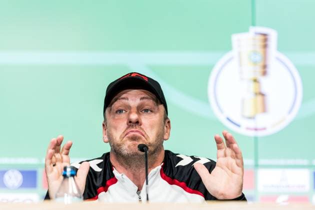 COLOGNE, GERMANY - OCTOBER 28: Lukas Kwasniok (Head Coach 1. FC Koeln) gestures during the pre game press conference, PK, Pressekonferenz before the DFB Pokal match between 1. FC Koeln and FC Bayern Muenchen at RheinEnergiestadion on October 28, 2025 in Cologne, Germany. DFB REGULATIONS PROHIBIT ANY USE OF PHOTOGRAPHS AS IMAGE SEQUENCES AND OR QUASI-VIDEO. North Rhine Westphalia Germany Copyright: xBEAUTIFULxSPORTS Wunderlx
