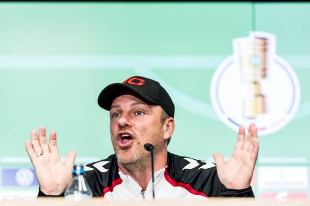 COLOGNE, GERMANY - OCTOBER 28: Lukas Kwasniok (Head Coach 1. FC Koeln) gestures during the pre game press conference, PK, Pressekonferenz before the DFB Pokal match between 1. FC Koeln and FC Bayern Muenchen at RheinEnergiestadion on October 28, 2025 in Cologne, Germany. DFB REGULATIONS PROHIBIT ANY USE OF PHOTOGRAPHS AS IMAGE SEQUENCES AND OR QUASI-VIDEO. North Rhine Westphalia Germany Copyright: xBEAUTIFULxSPORTS Wunderlx