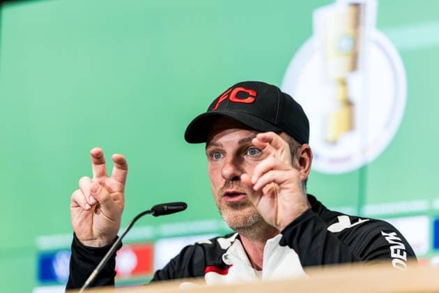 Pressconference 1 FC Koeln, 28 10 2025 COLOGNE, GERMANY OCTOBER 28 Lukas Kwasniok Head Coach 1 FC Koeln gestures during the pre game press conference before the DFB Pokal match between 1 FC Koeln and FC Bayern Muenchen at RheinEnergiestadion on October 28, 2025 in Cologne, Germany DFB REGULATIONS PROHIBIT ANY USE OF PHOTOGRAPHS AS IMAGE SEQUENCES AND OR QUASI VIDEO Copyright: xBEAUTIFULxSPORTS Wunderlx