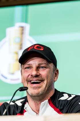 COLOGNE, GERMANY - OCTOBER 28: Lukas Kwasniok (Head Coach 1. FC Koeln) laughs, laughing during the pre game press conference, PK, Pressekonferenz before the DFB Pokal match between 1. FC Koeln and FC Bayern Muenchen at RheinEnergiestadion on October 28, 2025 in Cologne, Germany. DFB REGULATIONS PROHIBIT ANY USE OF PHOTOGRAPHS AS IMAGE SEQUENCES AND OR QUASI-VIDEO. North Rhine Westphalia Germany Copyright: xBEAUTIFULxSPORTS Wunderlx