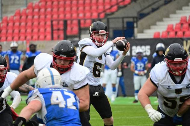 28 10 2025 xkhx Krefeld Grotenburg Stadium American Football European Championship 2025 Italy Germany 3rd place match Lars Heidrich 6, GER with the ball