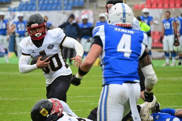 28 10 2025 xkhx Krefeld Grotenburg Stadium European American Football Championship 2025 Italy Germany 3rd place match Gerald Ameln 30, GER with the ball