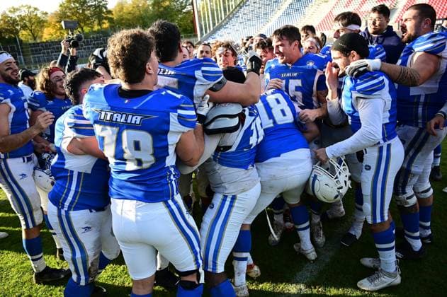 28 10 2025 xkhx Krefeld Grotenburg Stadium American Football European Championship 2025 Italy Germany 3rd place match Italy wins the small final for 3rd place and cheers here Vergani Alessandro 55, ITA is carried on his hands by his teammates