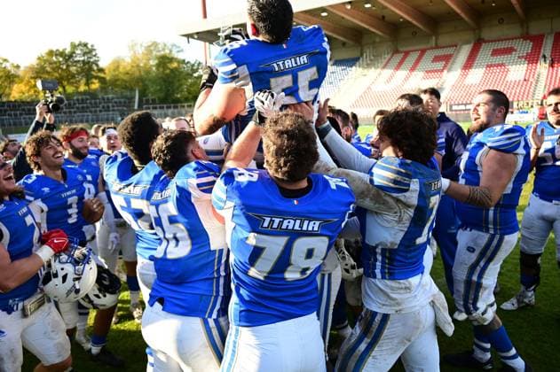 28 10 2025 xkhx Krefeld Grotenburg Stadium American Football European Championship 2025 Italy Germany 3rd place match Italy wins the small final for 3rd place and cheers here Vergani Alessandro 55, ITA is carried on his hands by his teammates