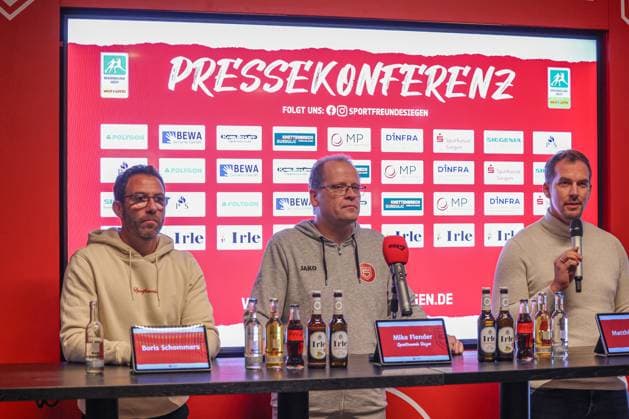 Press conference Boris Schommers SI is introduced as the new coach of Sportfreunde Siegen F li Coach Boris Schommers SI , SF Siegen stadium announcer Mike Flender SI and Managing Director Matthias Georg SI Soccer Regionalliga West, Sportfreunde Siegen, on 28 10 2025 in Siegen Germany