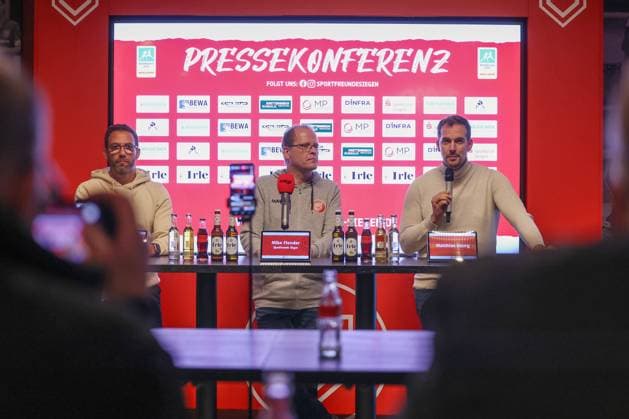 Press conference Boris Schommers SI is introduced as the new coach of Sportfreunde Siegen F li Coach Boris Schommers SI , SF Siegen stadium announcer Mike Flender SI and Managing Director Matthias Georg SI Soccer Regionalliga West, Sportfreunde Siegen, on 28 10 2025 in Siegen Germany
