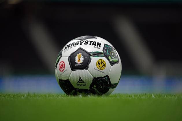28 10 2025, xovx, Fußball DFB Pokal, 2 Runde, Eintracht Frankfurt Borussia Dortmund Der Spielball der DFB Pokal Partie Eintracht Frankfurt gegen Borussia Dortmund DFL DFB REGULATIONS PROHIBIT ANY USE OF PHOTOGRAPHS as IMAGE SEQUENCES and or QUASI VIDEO emspor Frankfurt am Main