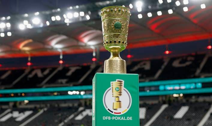v l The cup on display, 28 10 2025, Football, DFB Cup, Eintracht Frankfurt Borussia Dortmund, GER, Frankfurt am Main, Deutsche Bank Park, DFB REGULATES PROHIBIT ANY USE OF PHOTOGRAPHS AS IMAGE SEQUENCES AND OR QUASI VIDEO Copyright: HMBxMedia xHeikoxBecker