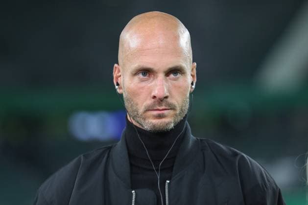 28 10 2025, xgox, Football DFB Pokal 2 Round VfL Wolfsburg Holstein Kiel emspor, v l Paul Simonis Wolfsburg, Coach thoughtful DFL DFB REGULATIONS PROHIBIT ANY USE OF PHOTOGRAPHS as IMAGE SEQUENCES and or QUASI VIDEO Wolfsburg