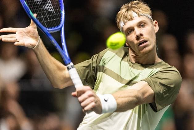 Rolex Paris Masters 2025 - Day 2 Denis Shapovalov (CAN) plays against Joao Fonseca (BRA) in the men s singles match on day two of the Paris ATP, Tennis Herren Masters 1000 tennis tournament at the Paris La Defense Arena in Nanterre, on the outskirts of Paris. Paris France  Copyright: xIbrahimxEzzatx originalFilename:ezzat-notitle251028_npnDB.jpg