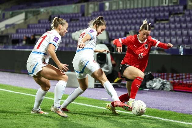 WOMEN SOCCER - NL, AUT vs CZE VIENNA,AUSTRIA,28.OCT.25 - WOMEN SOCCER - UEFA Women s Nations League, OEFB international match, Länderspiel, Nationalmannschaft Austria vs Czech Republic. Image shows Kristyna Ruzickova, Barbora Polcarova (CZE) and Maria Plattner (AUT).  GEPAxpictures xArminxRauthner