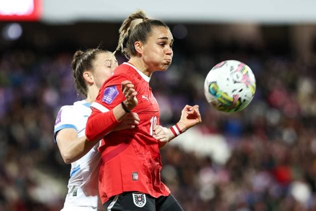 WOMEN SOCCER - NL, AUT vs CZE VIENNA,AUSTRIA,28.OCT.25 - WOMEN SOCCER - UEFA Women s Nations League, OEFB international match, Länderspiel, Nationalmannschaft Austria vs Czech Republic. Image shows Barbora Polcarova (CZE) and Julia Hickelsberger (AUT).  GEPAxpictures xArminxRauthner