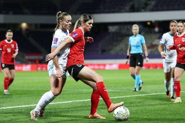 WOMEN SOCCER - NL, AUT vs CZE VIENNA,AUSTRIA,28.OCT.25 - WOMEN SOCCER - UEFA Women s Nations League, OEFB international match, Länderspiel, Nationalmannschaft Austria vs Czech Republic. Image shows Kristyna Ruzickova (CZE) and Eileen Campbell (AUT).  GEPAxpictures xArminxRauthner