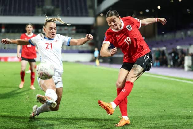 WOMEN SOCCER - NL, AUT vs CZE VIENNA,AUSTRIA,28.OCT.25 - WOMEN SOCCER - UEFA Women s Nations League, OEFB international match, Länderspiel, Nationalmannschaft Austria vs Czech Republic. Image shows Kristyna Ruzickova (CZE) and Verena Hanshaw (AUT).  GEPAxpictures xArminxRauthner