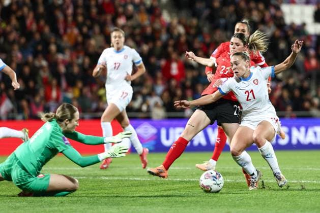 WOMEN SOCCER - NL, AUT vs CZE VIENNA,AUSTRIA,28.OCT.25 - WOMEN SOCCER - UEFA Women s Nations League, OEFB international match, Länderspiel, Nationalmannschaft Austria vs Czech Republic. Image shows Barbora Votikova (CZE), Eileen Campbell (AUT) and Kristyna Ruzickova (CZE).  GEPAxpictures xArminxRauthner