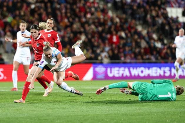 WOMEN SOCCER - NL, AUT vs CZE VIENNA,AUSTRIA,28.OCT.25 - WOMEN SOCCER - UEFA Women s Nations League, OEFB international match, Länderspiel, Nationalmannschaft Austria vs Czech Republic. Image shows Eileen Campbell (AUT), Kristyna Ruzickova and Barbora Votikova (CZE).  GEPAxpictures xArminxRauthner