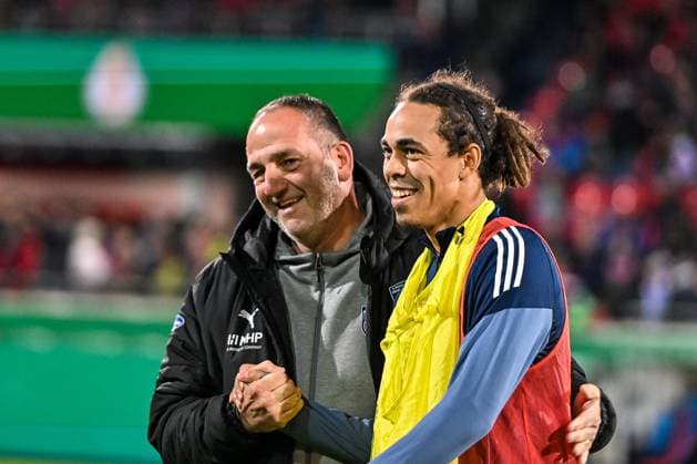 GER, DFB Pokal, 1 FC Heidenheim vs Hamburger SV 28 10 2025, Voith Arena, Heidenheim, GER, DFB Pokal, 1 FC Heidenheim vs Hamburger SV, in the picture Frank Schmidt Heidenheim and Yussuf Poulsen Hamburger SV, 15 before the start of the match nordphotoxGmbHx xHafner nph00200