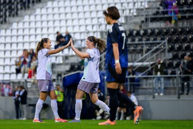 251028 Signe Gaupset and Guro Reiten of Norway celebrate after 1 0 during the international friendly football match between Norway and Japan on October 28, 2025 in La Linea Photo Ludvig Thunman BILDBYRAN code LT LT0742 fotboll football soccer fotball norge norway japan dam bbeng privatlandskamp international friendly träningsmatch landskamp jubel  Copyright: LUDVIGxTHUNMAN BB251028LT038