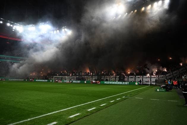 28 10 2025, xjhx, Fußball DFB Pokal 2 Runde, Eintracht Frankfurt Borussia Dortmund v l Fans Eintracht Frankfurt, Stimmung, Schals, zuenden Pyrotechnik, Benglos, Rauch, Nebel, Feuerwerk DFL DFB REGULATIONS PROHIBIT ANY USE OF PHOTOGRAPHS as IMAGE SEQUENCES and or QUASI VIDEO Frankfurt am Main
