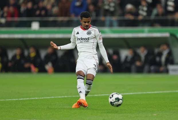 28 10 2025, Soccer DFB Pokal 2 Round, Eintracht Frankfurt Borussia Dortmund, v l , Goal scored, Goal to 1 0 by Ansgar Knauff Eintracht Frankfurt DFL DFB REGULATIONS PROHIBIT ANY USE OF PHOTOGRAPHS AS IMAGE SEQUENCES AND OR QUASI VIDEO xdcx Copyright: HMBxMedia Claus