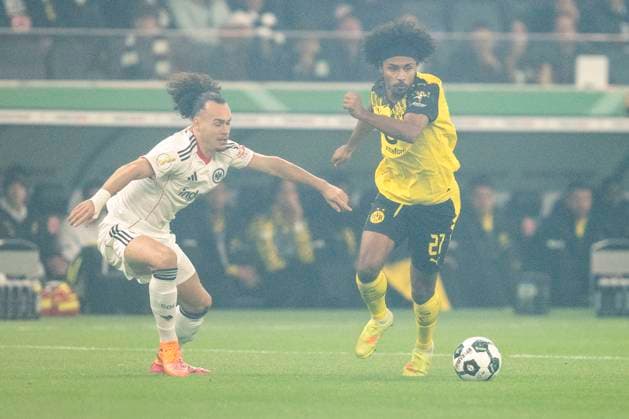 28 10 2025 Football DFB Cup, 2nd round Eintracht Frankfurt Borussia Dortmund at Deutsche Bank Park Arthur Theate Eintracht Frankfurt l and Karim Adeyemi Borussia Dortmund fight for the ball IMPORTANT NOTE In accordance with the regulations of the DFL and the DFB, it is prohibited to exploit or have exploited photographs taken in the stadium and or of the match in the form of sequential images and or video-like photo series Copyright: xDavidxInderliedx
