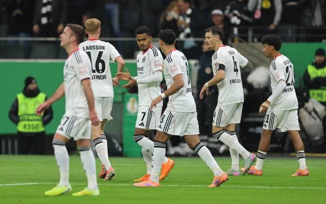 28 10 2025, Fußball DFB Pokal 2 Runde, Eintracht Frankfurt Borussia Dortmund, v l , Torjubel zum 1 0 durch Ansgar Knauff Eintracht Frankfurt , Goal celebration, celebrate the goal DFL DFB REGULATIONS PROHIBIT ANY USE OF PHOTOGRAPHS AS IMAGE SEQUENCES AND OR QUASI VIDEO xdcx Copyright: HMBxMedia Claus