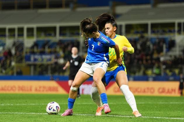 Italy s Sofia Cantore fights for the ball with Brazil s Mariza Nascimento Silva during the International Friendly, Länderspiel, Nationalmannschaft women s soccer match between Italy and Brazil at Ennio Tardini Stadium in Parma, North Italy, Tuesday, October 28, 2025. Soccer  Copyright: xMassimoxPaolone LaPressex