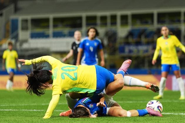 Italy s Sofia Cantore fights for the ball with Brazil s Mariza Nascimento Silva during the International Friendly, Länderspiel, Nationalmannschaft women s soccer match between Italy and Brazil at Ennio Tardini Stadium in Parma, North Italy, Tuesday, October 28, 2025. Soccer  Copyright: xMassimoxPaolone LaPressex